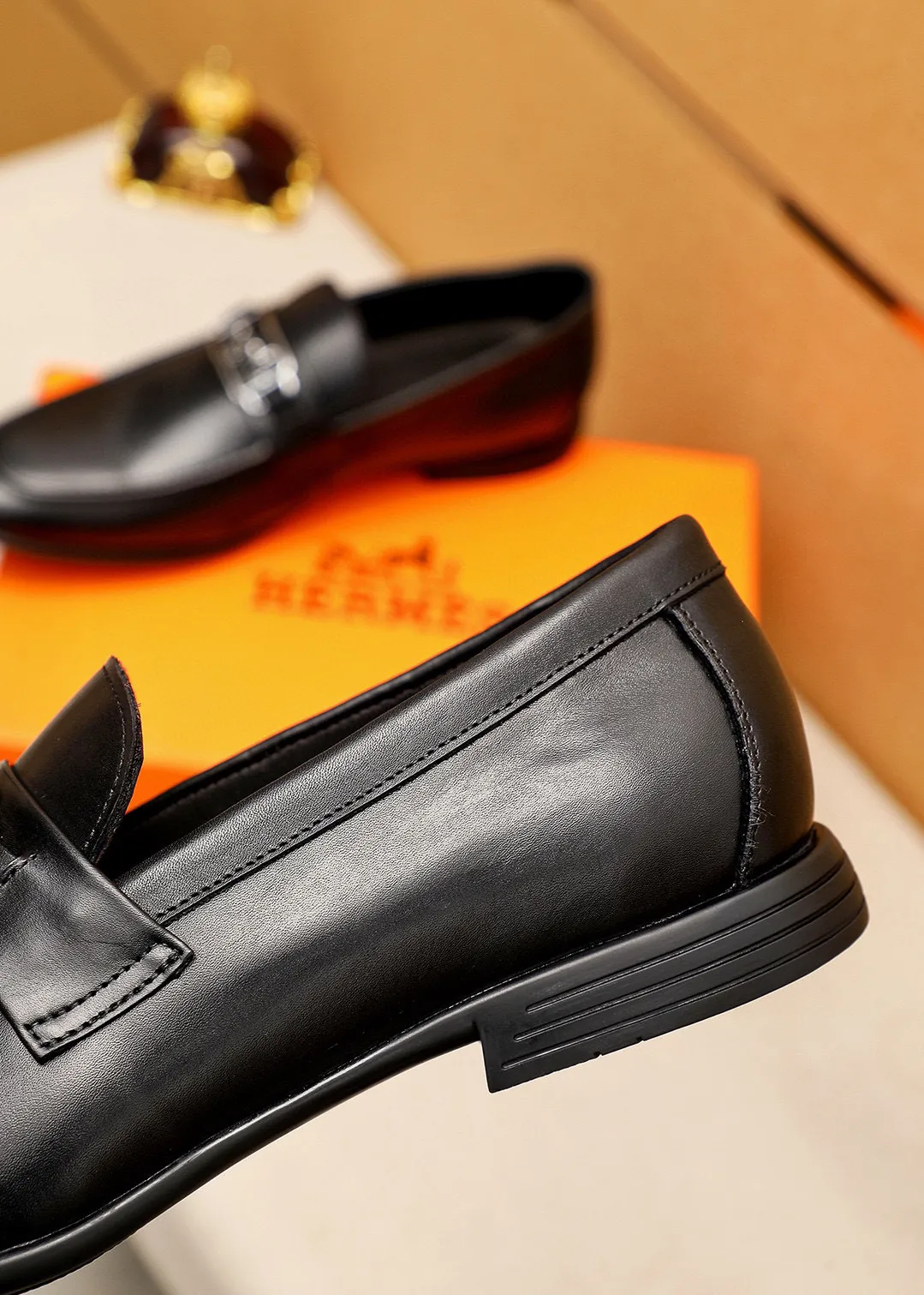 Men's shoes 💰460 💐 Product trademark: HERMES "Hermès" fashion leather shoes Regular size: 39-44 (38.45.46🉑️Customized) Product materials: Selected imported first-layer cowhide upper + classic hardware buckle, imported water-dyed cowhide lining. Strong three-dimensional visual effect, rubber outsole Color: 1⃣️color optional